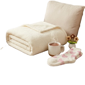 Coffret Cadeau Relaxation pour Elle : Couverture Douce, Mug, Fleurs Artisanales – Cadeau Parfait pour Anniversaire ou Pendaison de Crémaillère - Product Image 3