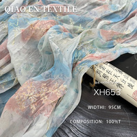 Tissu en mousseline de soie bleu poudré, broderie de branches et feuilles en fil d'or, semi-transparent, fluide, 100% polyester