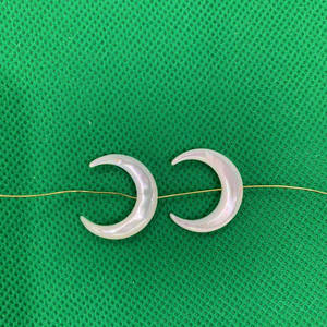 Venta de Fábrica: Cuentas de Nácar en Forma de Luna de 15mm, Luna Creciente Blanca con Orificio - Product Image 5