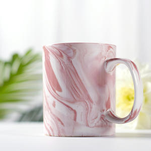 Mug en céramique Liling, pièce unique, motif marbré rose et blanc, pour cadeaux et offres. - Product Image 1