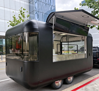 Chariot à café noir mat à double essieu pour la vente de nourriture de rue, la restauration, avec fenêtre panoramique avant, porte d'entrée pour le personnel, remorque alimentaire