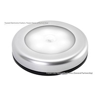 Lampe de chevet intelligente à 6 LED avec détecteur de mouvement, en plastique, contrôlable par application, magnétique, créative et compacte pour chambre à coucher