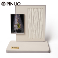 PINUO Ensemble de présentation de bijoux de luxe en microfibre crème avec fond texturé 3D, buste pour colliers, plateau pour bagues et mannequin en suède ivoire