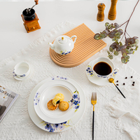 Vaisselle en porcelaine P&T en os de Chine avec motif de fleurs bleues, glaçure blanche, assiettes de présentation florales, assiettes creuses pour la vente en gros