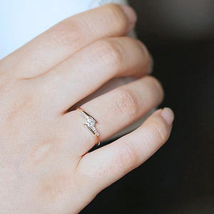 Anello di Fidanzamento F1221 per Donna in Oro Massiccio 18K con Diamante Taglio Brillante Rotondo Colore G Naturale e Pietre Laterali - Product Image 4