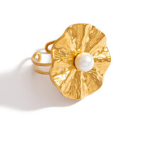 Anillo floral dorado con centro de perla para mujer, joyería de fiesta - Product Image 5