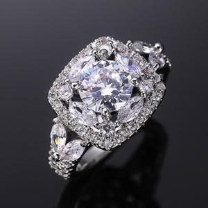 Anello di Diamanti F815 in Oro Bianco, Taglio Brillante Rotondo, Diamante Naturale, Anello di Fidanzamento da Donna, Colore D, Montatura Halo - Product Image 3