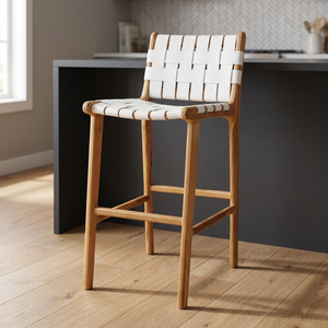 Chaise en teck artisanale qui apporte une élégance naturelle et une robustesse fiable aux salles à manger, aux projets hôteliers et aux maisons élégantes. - Product Image 2