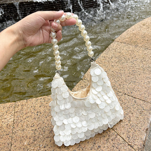 Pochette <span class=keywords><strong>de</strong></span> mariage délicate et éthérée <span class=keywords><strong>de</strong></span> style français avec fermeture éclair en nacre et sequins, ornée <span class=keywords><strong>de</strong></span> perles rondes, au charme féerique - Product Image 1
