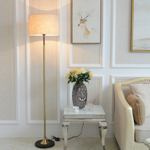 Lámpara de Pie Moderna de Latón con Pantalla de Cristal Blanco Frío, Base E26, LED Regulable, Residencial, 3500K, 90lm/w - Product Image 1