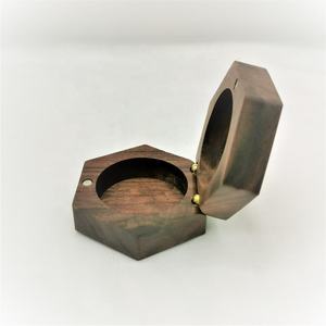Boîte à bijoux hexagonale personnalisée en bois de hêtre pour boucles d'oreilles et bagues, boîte secrète pour cadeau de mariage - Product Image 1
