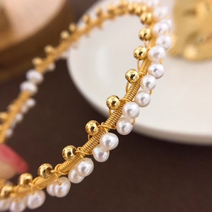 Bracelet extensible en perles d'eau douce dorées faites à la <span class=keywords><strong>main</strong></span> pour enfants - Cadeau idéal pour les fêtes et les mariages - Product Image 1