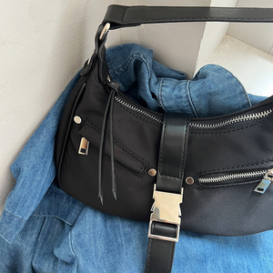 Sac à bandoulière en forme de croissant pour femmes, fermeture éclair en Nylon, couleur unie noire, Design tendance été 2022 - Product Image 3