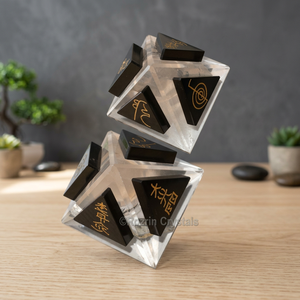 Ensemble de pyramides de guérison Reiki en cristal avec triangles noirs et symboles dorés pour la décoration de la maison - Product Image 2