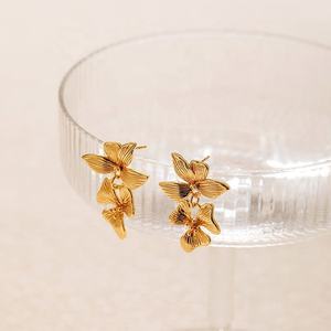 Pendientes Personalizados con Forma de Doble Flor, Chapados en Oro de 14K, Acero Inoxidable, Diseño Personalizado, Joyería Moderna para Fiestas - Product Image 3