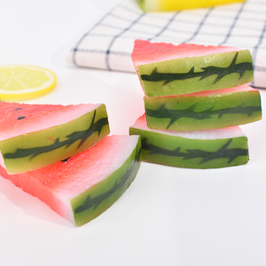 Rodajas de sandía pequeñas, piezas de fruta artificial, modelo de plástico, decoración de plato de frutas para juegos de comida navideños - Product Image 5