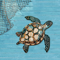 Décoration murale artisanale en bois sur le thème marin (tortue de mer, baleine ou hippocampe) pour l'intérieur.