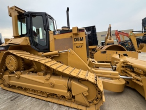รถดันดิน CAT D5M มือสอง ระบบไฮดรอลิกครบชุด มีสินค้าในสต็อก รถดันดินตีนตะขาบ Caterpillar ใช้งานน้อย พร้อมริปเปอร์หลัง - Product Image 1