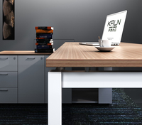 Bureau de direction en forme de L en bois avec chaise pour projet de bureau commercial, sur mesure