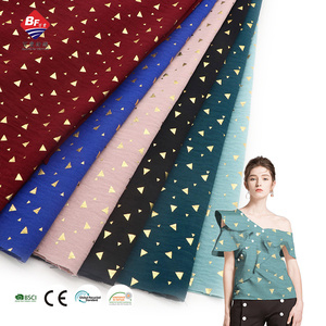 Tissu de dorure tissé 100% polyester avec <span class=keywords><strong>tampon</strong></span> en feuille d'or <span class=keywords><strong>pour</strong></span> vêtements, nouveau design à la mode, 160gsm - Product Image 2