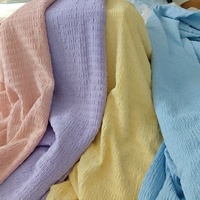 Tissu froissé de haute qualité Nouveau tissu froissé en 95% polyester et 5% spandex Convient aux hauts et robes de pantalons décontractés.