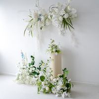 Hochzeitsdekoration Weiße Seiden-Wandbehang Blumenarrangement Bühnen-Willkommenshintergrund KT-Board Fotografie-Requisiten Künstliche Blumen