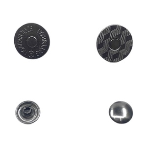 Botón Magnético Redondo de Metal con Logotipo Grabado en Patrón de Diamantes, Estilo Clásico de 18 mm para Chaquetas y Bolsos - Product Image 1