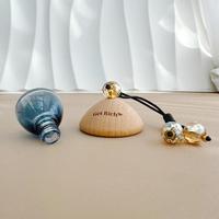 Diffuseur de parfum créatif pour voiture, ornement d'intérieur haut de gamme, flacon diffuseur suspendu avec logo laser et bouchon en bois