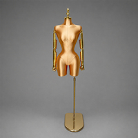Mannequin de couture de luxe en tissu crème avec bras articulés en bois, formes de buste complètes ou demi-bustes pour présentation de vêtements