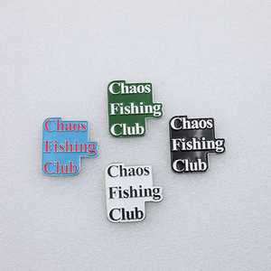 Broches personnalisées carrées en métal avec lettres émaillées de diverses couleurs et attache papillon - Product Image 4