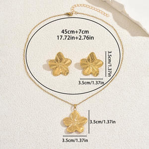 2025 nuevo collar y pendientes llamativos dorados con diseño de flores de alta calidad al por mayor, conjunto de joyas florales para eventos especiales de boda - Product Image 5