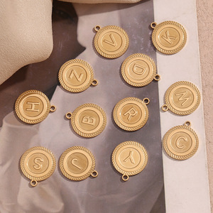 Colgante de acero inoxidable con letra inicial de tarjeta redonda, colgante chapado en oro, collares de joyería fina personalizados - Product Image 1