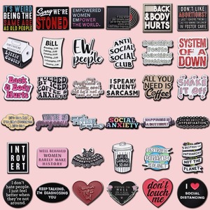 Broches amusantes, imperméables et tendance en alliage poli, badges alphabet anglais, épingles à messages courts, colorées et originales pour sacs à dos - Product Image 1