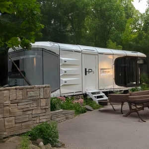 บ้านเคลื่อนที่โครงสร้างเหล็กแบบแคปซูลอวกาศพร้อมล้อเลื่อน 2 ห้องนอน ดีไซน์ร่วมสมัย เหมาะสำหรับอพาร์ทเมนต์และโรงเรียน - Product Image 1