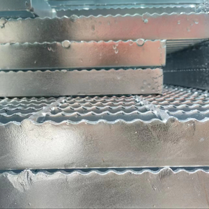 Grille en <span class=keywords><strong>acier</strong></span> soudée à chaud, galvanisée à chaud, à surface dentelée (découpe/laminage à chaud/poinçonnage) fabriquée en Chine. - Product Image 1