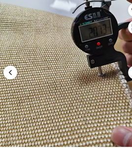 Tissu en fibre de verre texturé expansé sans alcali, ignifuge et résistant aux hautes températures, personnalisé en usine, pour la découpe de murs et de toitures - Product Image 1