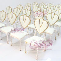 Chaise de mariage commerciale de luxe en gros, en forme de cœur, avec garniture dorée et assise rembourrée blanche, pour la décoration de banquets et de cérémonies romantiques