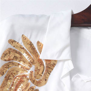 Camicette da donna personalizzate OEM camicie bianche con scollo <span class=keywords><strong>a</strong></span> V <span class=keywords><strong>a</strong></span> <span class=keywords><strong>maniche</strong></span> corte con ali di paillettes dorate abbottonate top estivi abiti estivi - Product Image 3