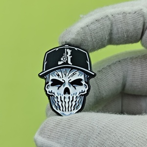 Yüksek kalite özel kovboy emaye beyzbol şapkası Ppin parlak kafatası korku Metal dekorasyon şapka Pin - Product Image 4