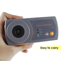 Meteran kalibrator Level suara, dengan Level Output 94dB/104dB/114dB untuk pengukur Level suara 1/2 inci dan mikrofon Akurasi ± 0.4dB