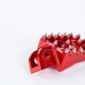 ที่พักเท้ามอเตอร์ไซค์อะลูมิเนียม CNC สีแดง แบบกว้าง ป้องกันการลื่น พร้อมปุ่มกันลื่น สำหรับรถวิบากและมอเตอร์ครอส - Product Image 2