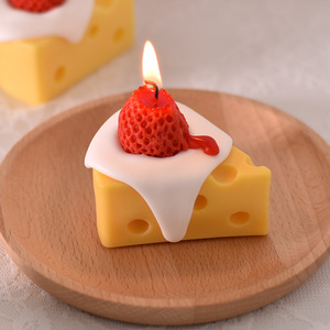 Bougie parfumée au fromage en forme de gâteau aux fraises, cadeau d'anniversaire pratique pour filles, garçons, meilleurs amis - Product Image 2