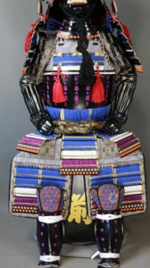 Armure Yoroi japonaise traditionnelle artisanale avec lacets en soie complexes, tenue de guerrier noire avec casque doré - Product Image 5