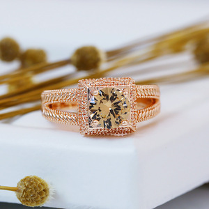 Anello in Cristallo Traforato con Taglio Rotondo per Donne, Motivo Floreale, Elegante Accessorio Moda per Uso Quotidiano e Feste - Product Image 3