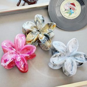 Nuova Molletta per <span class=keywords><strong>Capelli</strong></span> in Resina Plastica con Motivo Marmoreo e Fiore di Frangipani, Elegante Unisex per Uso Quotidiano, Ecologica, 8cm - Product Image 3