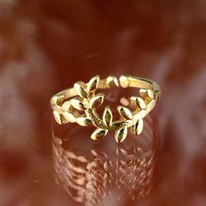 Venta al por mayor de anillos de hoja de latón de diseño vintage chapado en oro de 18 quilates ajustable resistente al deslustre mejor precio suministro a granel alianzas de boda - Product Image 1