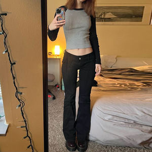 กางเกงยีนส์ทรงบานเอวกลางสีดำแบบมีซิปและกระเป๋า  สำหรับใส่ทำงานหรือลำลอง  เป็นมิตรกับสิ่งแวดล้อม  ใช้งานได้หลากหลาย  ดีไซน์เรียบง่าย - Product Image 5