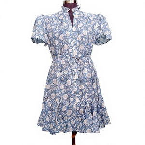 Robes d'été pour femmes au style unique, en coton doux et lisse de qualité supérieure, à manches longues, boutonnées, coupe trapèze, imprimé floral, avec poches - Product Image 1