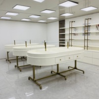 Luxuriöse Cremeweiße Klavierlack-Schmuckvitrine Ausstellungsschrank mit Edelstahl-Titan-Beschichtung und Dreifarbiger LED-Beleuchtung