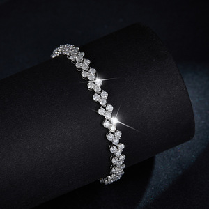 Collier et bracelet à breloques géométriques en moissanite faits à la main, collection All Fashions Clover, vente en gros, pour les fêtes - Product Image 4